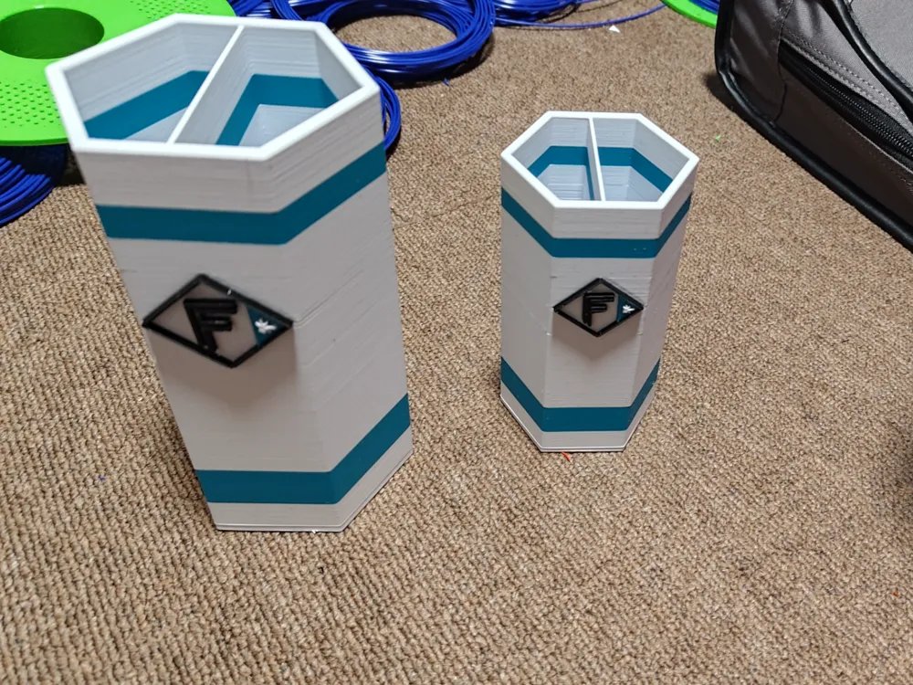 ロゴをモチーフにした3Dプリント製ペン立ての大小2サイズ