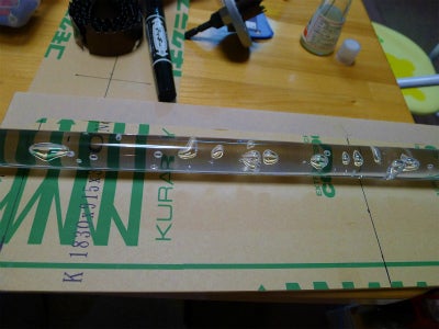 気泡入りの丸棒を切る