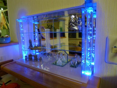 棚にぴったり納まったLED