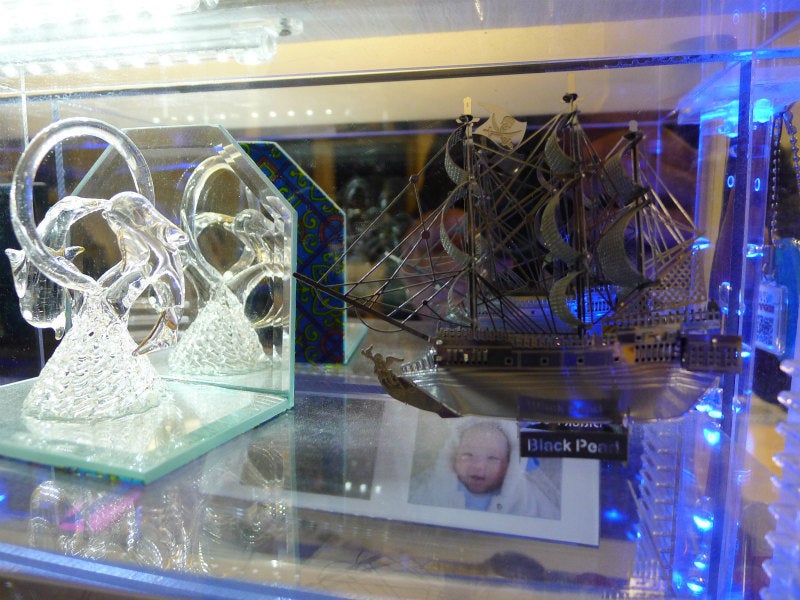 ガラス製の置物を並べた様子1