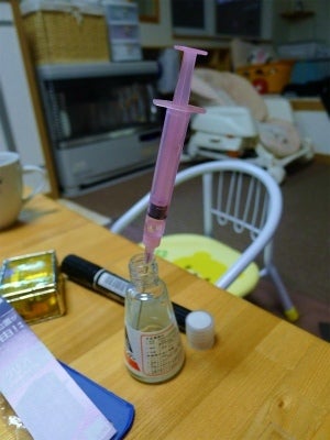 アクリルサンデーと注射器で接着