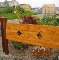 角の植木部分に1×4で塀を作る様子2