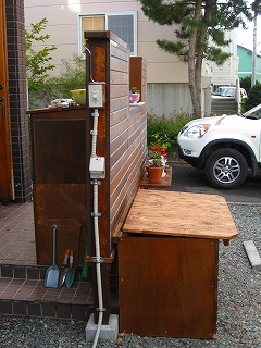 塀の横に屋外コンセントを設置した様子