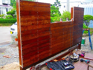 笠木と壁の隙間をコーキングする様子