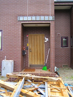 古い目隠し塀を解体する様子2