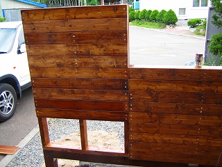 裏側は1×4材にした様子