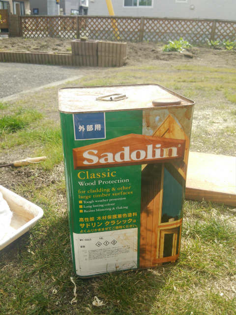 柱に防腐剤を塗布する様子