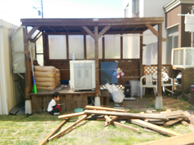 洗濯小屋左半分の高床をばらす様子2