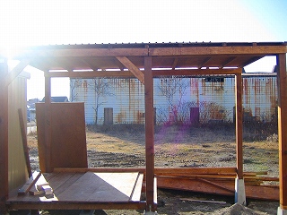 屋根が完成した洗濯小屋