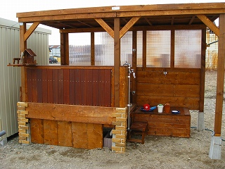 壁を張った洗濯小屋