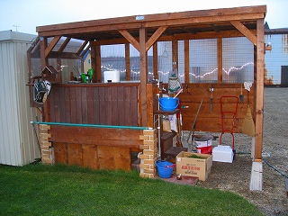 付属品を付けた完成後の洗濯小屋