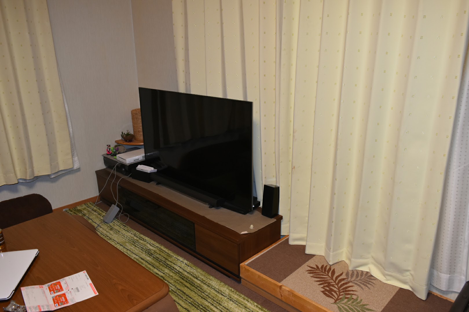 作成前。既存の低いTV台にテレビを置いた状態