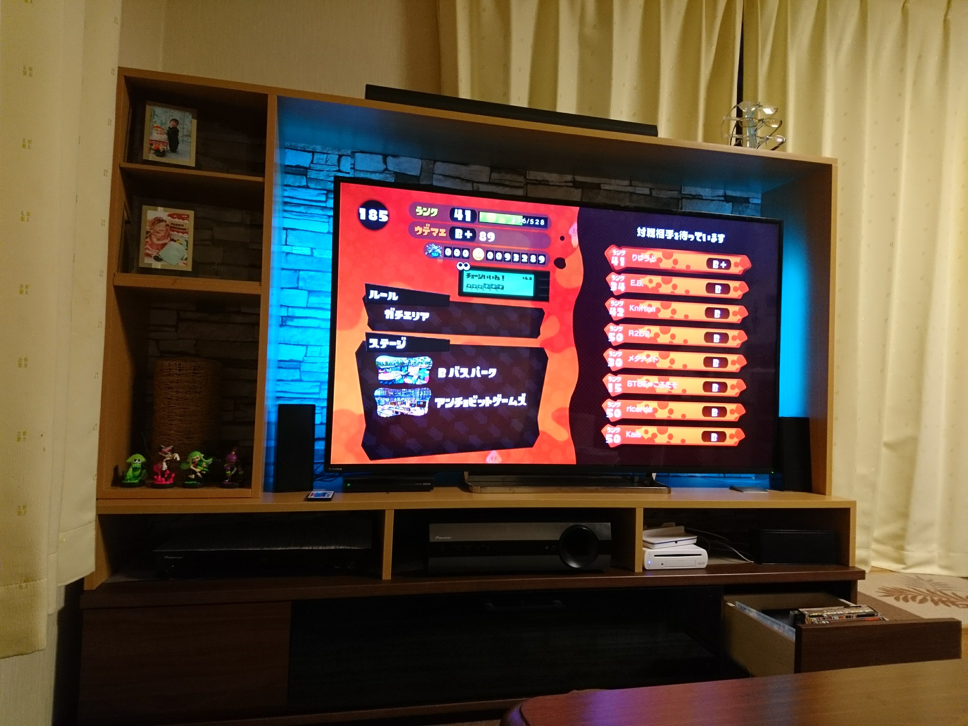 大画面テレビを使用している様子